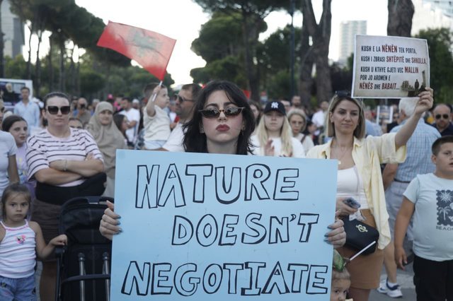 FOTOGALERIA/ Protestuesit i p&euml;rgjigjen nga bulevardi Ram&euml;s dhe