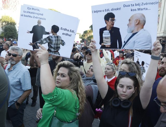 FOTOGALERIA/ Protestuesit i p&euml;rgjigjen nga bulevardi Ram&euml;s dhe