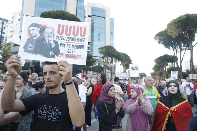 FOTOGALERIA/ Protestuesit i p&euml;rgjigjen nga bulevardi Ram&euml;s dhe