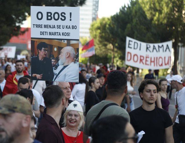 FOTOGALERIA/ Protestuesit i p&euml;rgjigjen nga bulevardi Ram&euml;s dhe