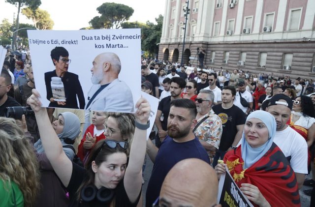 FOTOGALERIA/ Protestuesit i p&euml;rgjigjen nga bulevardi Ram&euml;s dhe