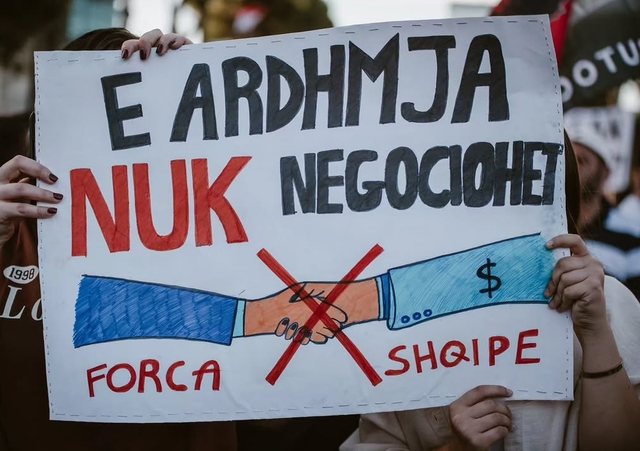 FOTOGALERIA/ Protestuesit i p&euml;rgjigjen nga bulevardi Ram&euml;s dhe