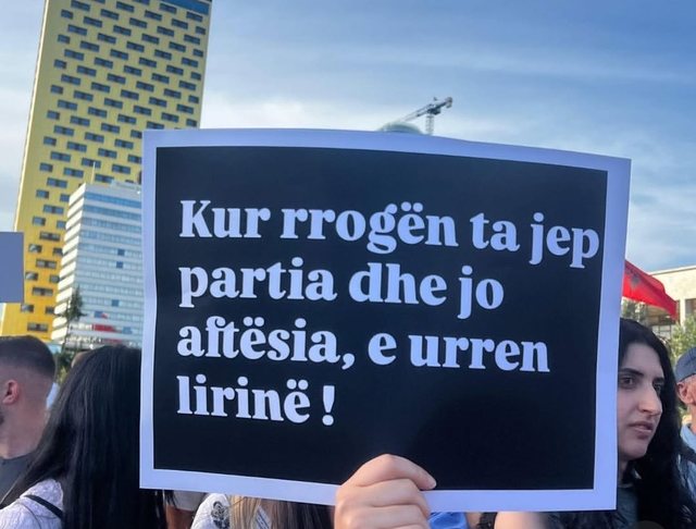 FOTOGALERIA/ Protestuesit i p&euml;rgjigjen nga bulevardi Ram&euml;s dhe