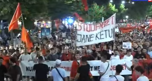 Dita e 17-t&euml; e protest&euml;s/ Qytetar&euml;t marshojn&euml; pran&euml;