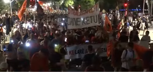 Protestuesit nuk ndalen, marshojn&euml; n&euml;p&euml;r Tiran&euml;: O Erion o