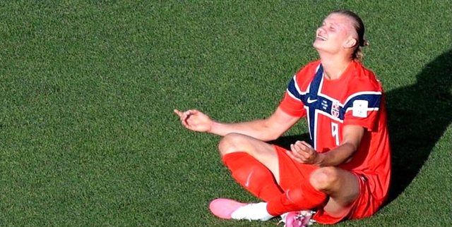 Fal&euml; dy golave t&euml; Erling Haaland, Norvegjia e nisi me fitore