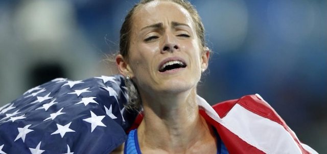 Medalistja olimpike Simpson rrëzohet përtokë gjatë një
