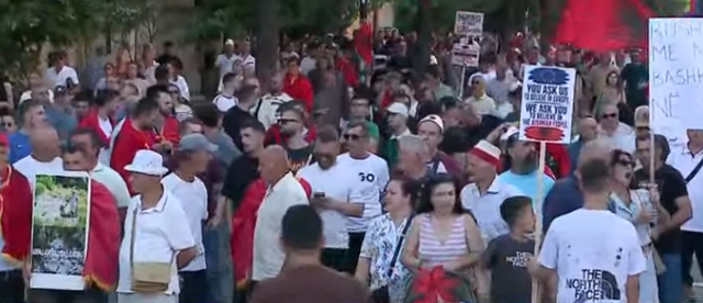 Dita e 18-t&euml; e protest&euml;s/ Vijon q&euml;ndresa e "Revolucionit