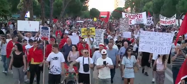 Dita e 18-t&euml; e protest&euml;s/ Vijon q&euml;ndresa e "Revolucionit