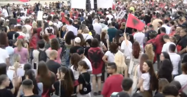 Dita e 18-t&euml; e protest&euml;s/ Vijon q&euml;ndresa e "Revolucionit
