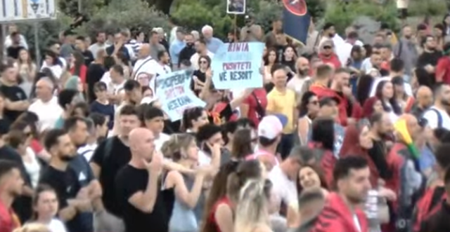 Dita e 18-t&euml; e protest&euml;s/ Vijon q&euml;ndresa e "Revolucionit