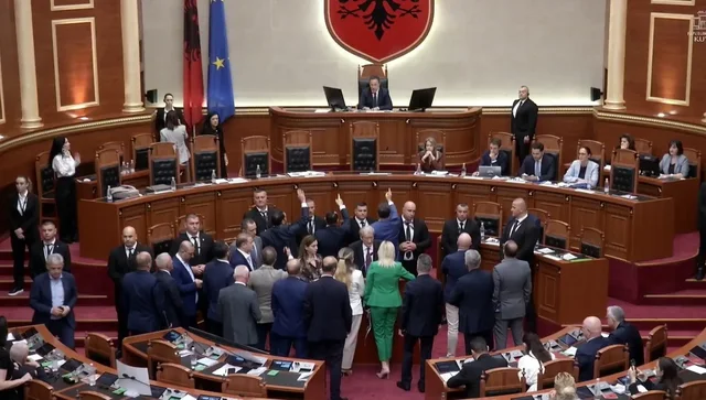 Tensione n&euml; Kuvend, Peleshi nd&euml;rpret seanc&euml;n p&euml;r 15 minuta