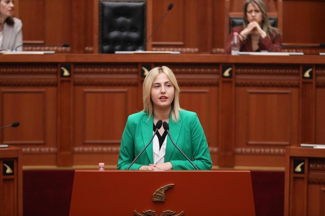 Ina Zhupa: Revolucioni i flamingove na zbuloi një mazhorancë strucash