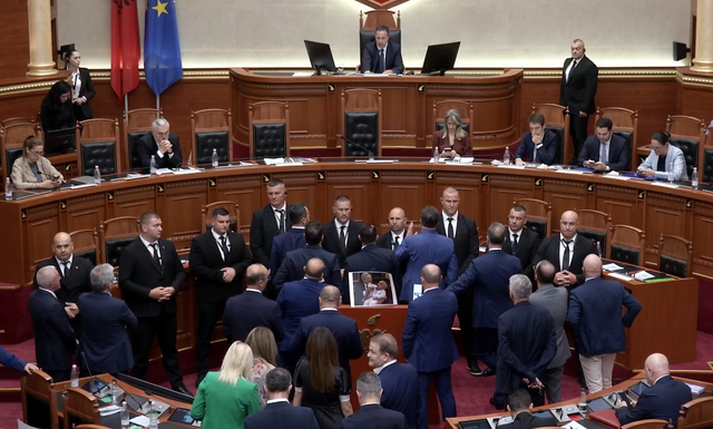 VIDEO/ Nis seanca me tensione, deputet&euml;t e PD-s&euml; bllokojn&euml;