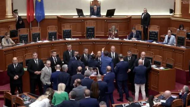 Vazhdon ng&euml;r&ccedil;i n&euml; Kuvend, Peleshi: Mbyllet seanca p&euml;r