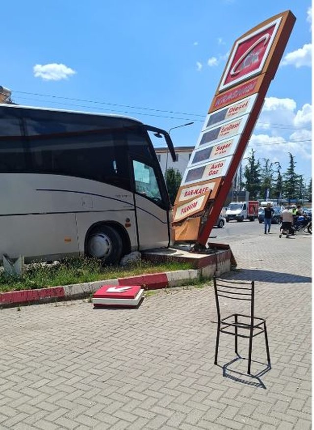 FOTO/ Aksidentohet autobusi me nxënës ekskursionistë në