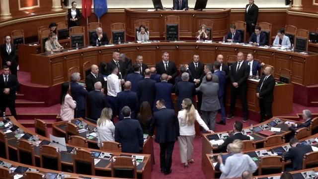 Tensione sërish në Kuvend/ Ndërpritet seanca, 15 minuta pushim,
