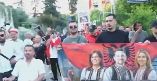 Dita e 19-t&euml; e revolt&euml;s qytetare/ Qytetar&euml;t shqiptar&euml;