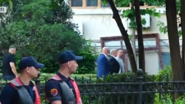 Deputet&euml;t dalin nga salla e seancave plenare, protestuesit: Parlament o