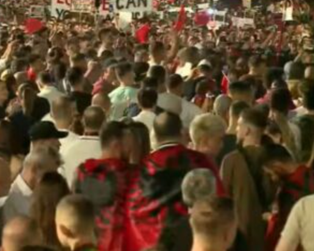 Protestesit mbyllin fjalimet para Kryeministris&euml;, nisin marshimin: