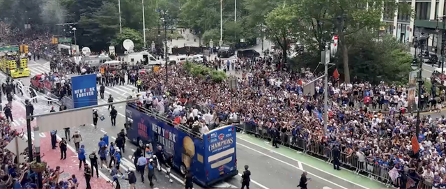 T&euml; sht&euml;na me arm&euml; n&euml; Times Square, gjat&euml; parad&euml;s