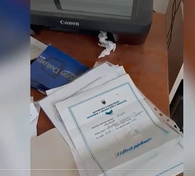 Zbulohet nj&euml; laborator p&euml;r falsifikim t&euml; dokumenteve,
