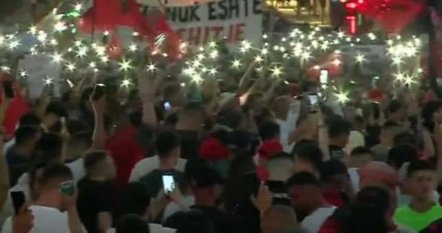 VIDEOLAJM/ Sheshi plot para Kryeministrisë, protestuesit
