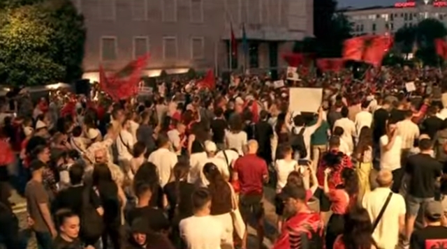 "Familja Berisha kan&euml; marr&euml; Divjak&euml;n"/ Proteston
