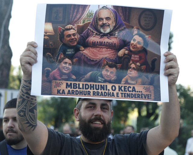 "Edi Rama kërko falje, sovrani nuk pranon tallje"/ Pankartat