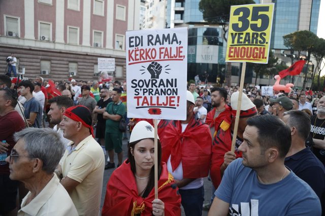 "Edi Rama kërko falje, sovrani nuk pranon tallje"/ Pankartat
