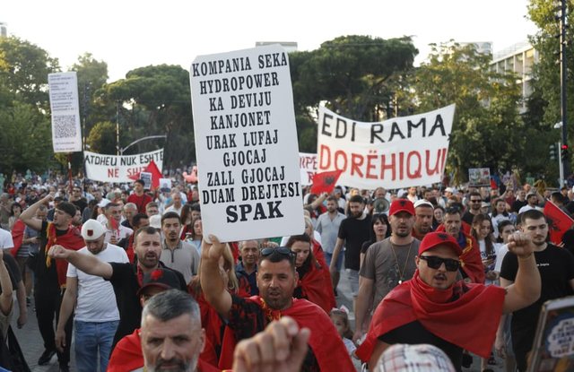 Pas tubimit te Parlamenti, qytetar&euml;t mblidhen s&euml;rish sot n&euml;