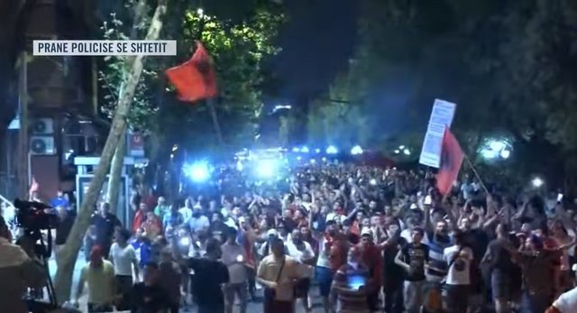 "Shqipëria e shqiptarëve, vdekje tradhtarëve"/ Marshimi