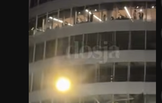 VIDEO/ Protestuesit vazhdojn&euml; marshimin, qytetaret i mb&euml;shtesin me