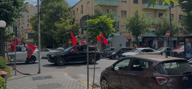 VIDEO/ Protesta kundër Ramës, autokolona me shqiptarët e