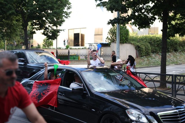 FOTOLAJM/ Tirana "vishet" kuq e zi, diaspora u bashkohet protestuesve