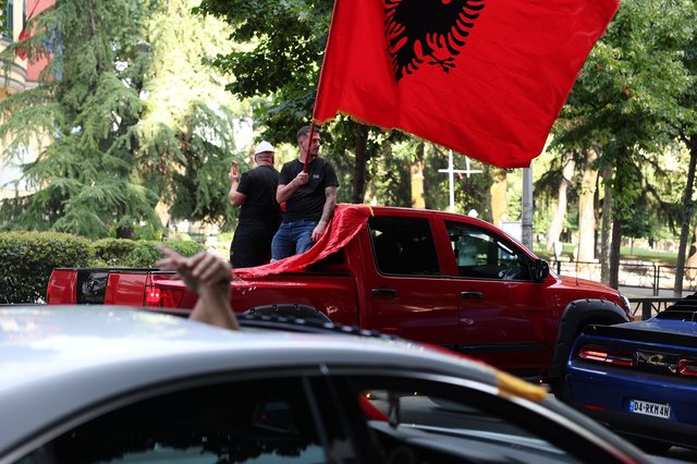 FOTOLAJM/ Tirana "vishet" kuq e zi, diaspora u bashkohet protestuesve