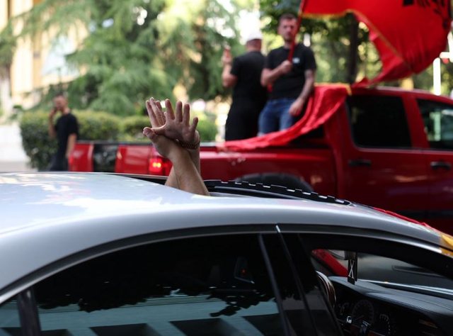 FOTOLAJM/ Tirana "vishet" kuq e zi, diaspora u bashkohet protestuesve