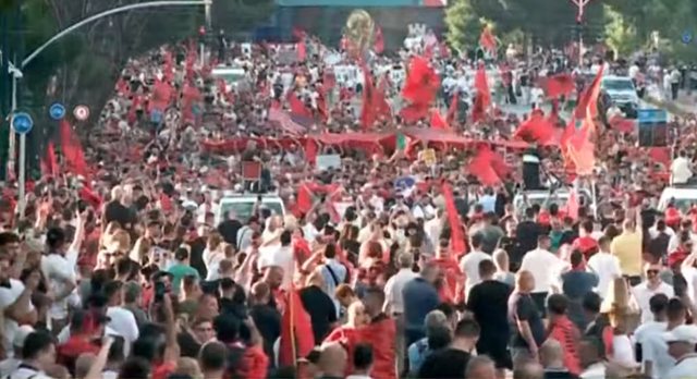 Mij&euml;ra qytetar&euml; &lsquo;derdhen&rsquo; n&euml; sheshin para