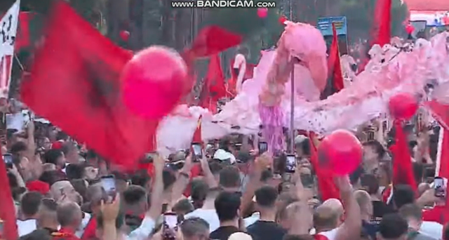 VIDEOLAJM/ "Flamingoja fluturon" n&euml; Bulevardin para