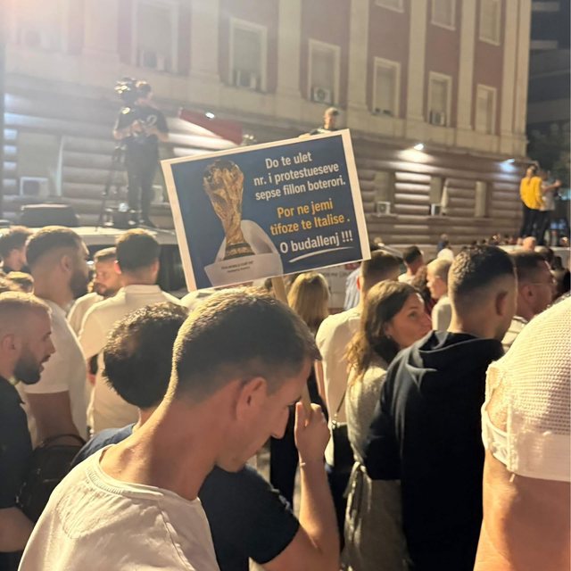 Aty ku p&euml;rfundon Bot&euml;rori, fillon revolta, kur kombi m&euml;