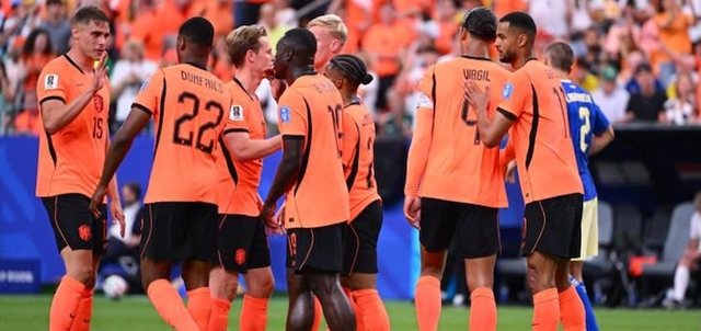 Holanda tregoi klas n&euml; fitoren ndaj Suedis&euml;, kualifikimi n&euml;
