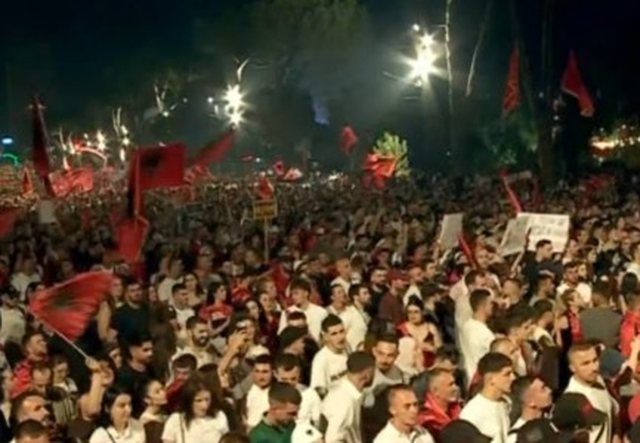 Protestuesit nuk t&euml;rhiqen/ Pas Kryeministris&euml;, drejt AKSHI-t: Rama jep