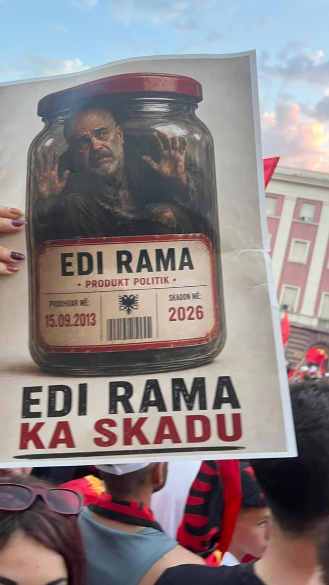 FOTOGALERIA/ Pankartat &lsquo;pikante&rsquo; dominojn&euml; protest&euml;n
