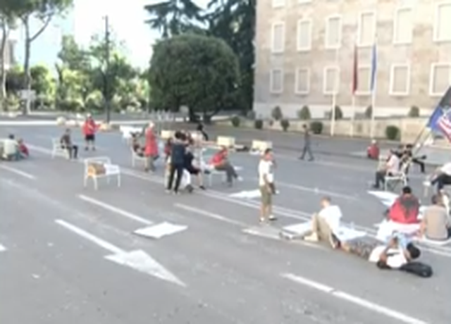 Q&euml;ndres&euml; para Kryeministris&euml;! Protestuesit kaluan nat&euml;n