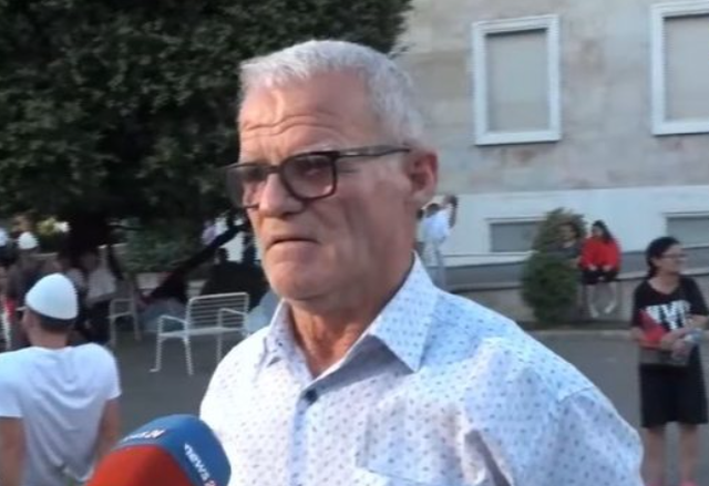 Mij&euml;ra qytetar&euml; n&euml; Bulevard/ K&euml;rkojn&euml; dor&euml;heqjen