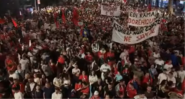PAMJET ME DRON/ Mij&euml;ra qytetar&euml; n&euml; shesh, momenti kur
