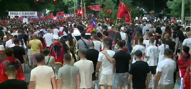 Vijon marshimi masiv rrug&euml;ve t&euml; Tiran&euml;s: Shqip&euml;ria e