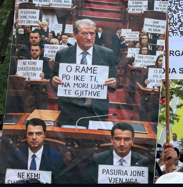 FOTOGALERIA/&nbsp;Pankartat &lsquo;pikante&rsquo; dominojn&euml; protest&euml;n