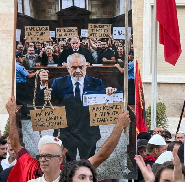 FOTOGALERIA/&nbsp;Pankartat &lsquo;pikante&rsquo; dominojn&euml; protest&euml;n