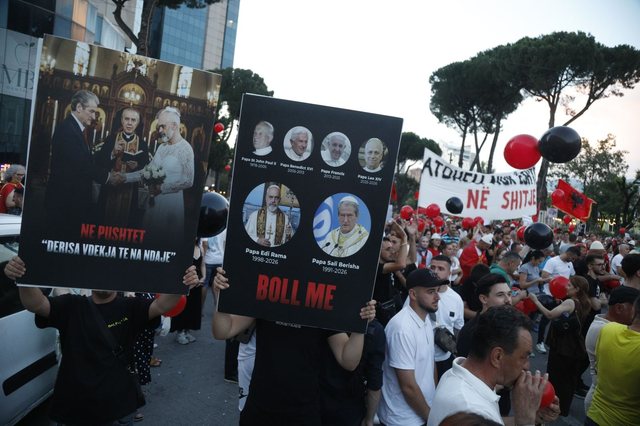 FOTOGALERIA/&nbsp;Pankartat &lsquo;pikante&rsquo; dominojn&euml; protest&euml;n